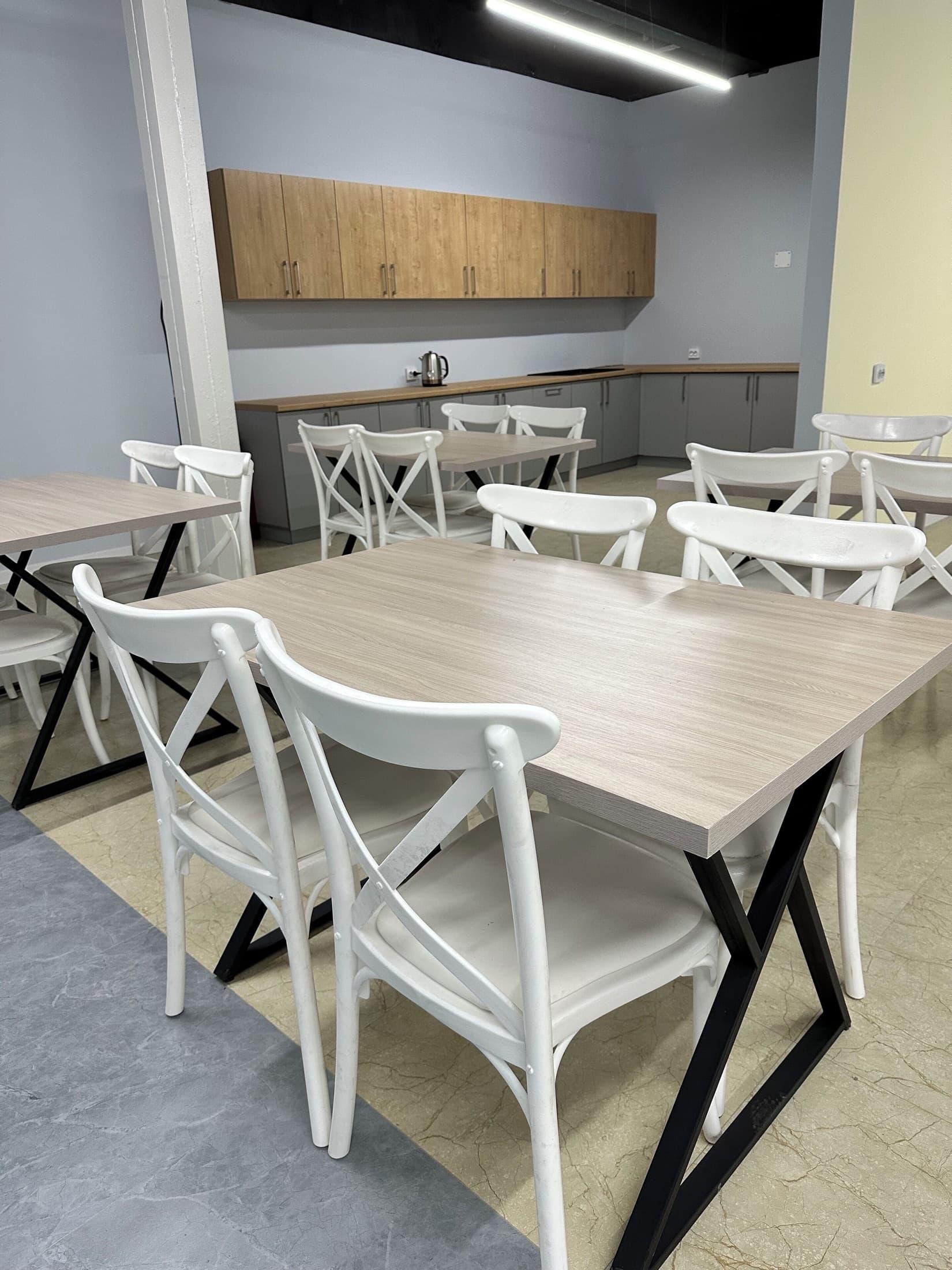 Светлая общая кухня Hostel O2 с холодильниками и микроволновками
